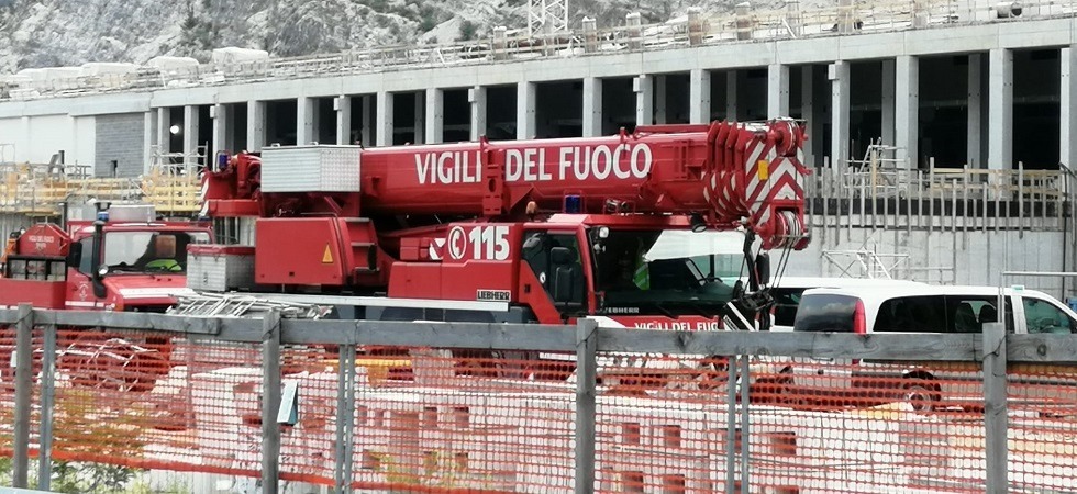 Incidente sul lavoro, operaio schiacciato da un ponteggio al cantiere del depuratore di Besenello: soccorsi sul posto
